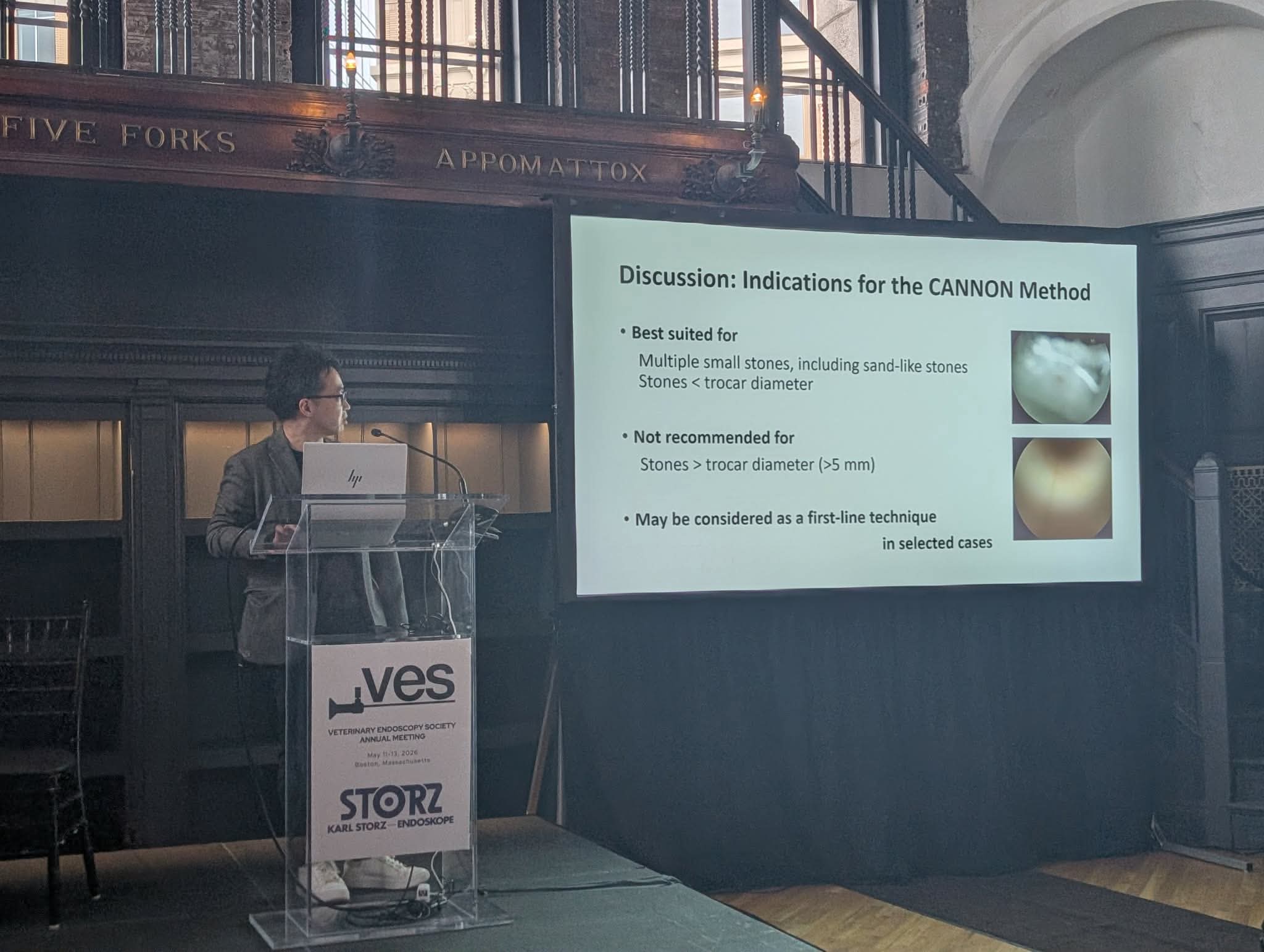 VES 2026で手術手技の適応について説明する様子
