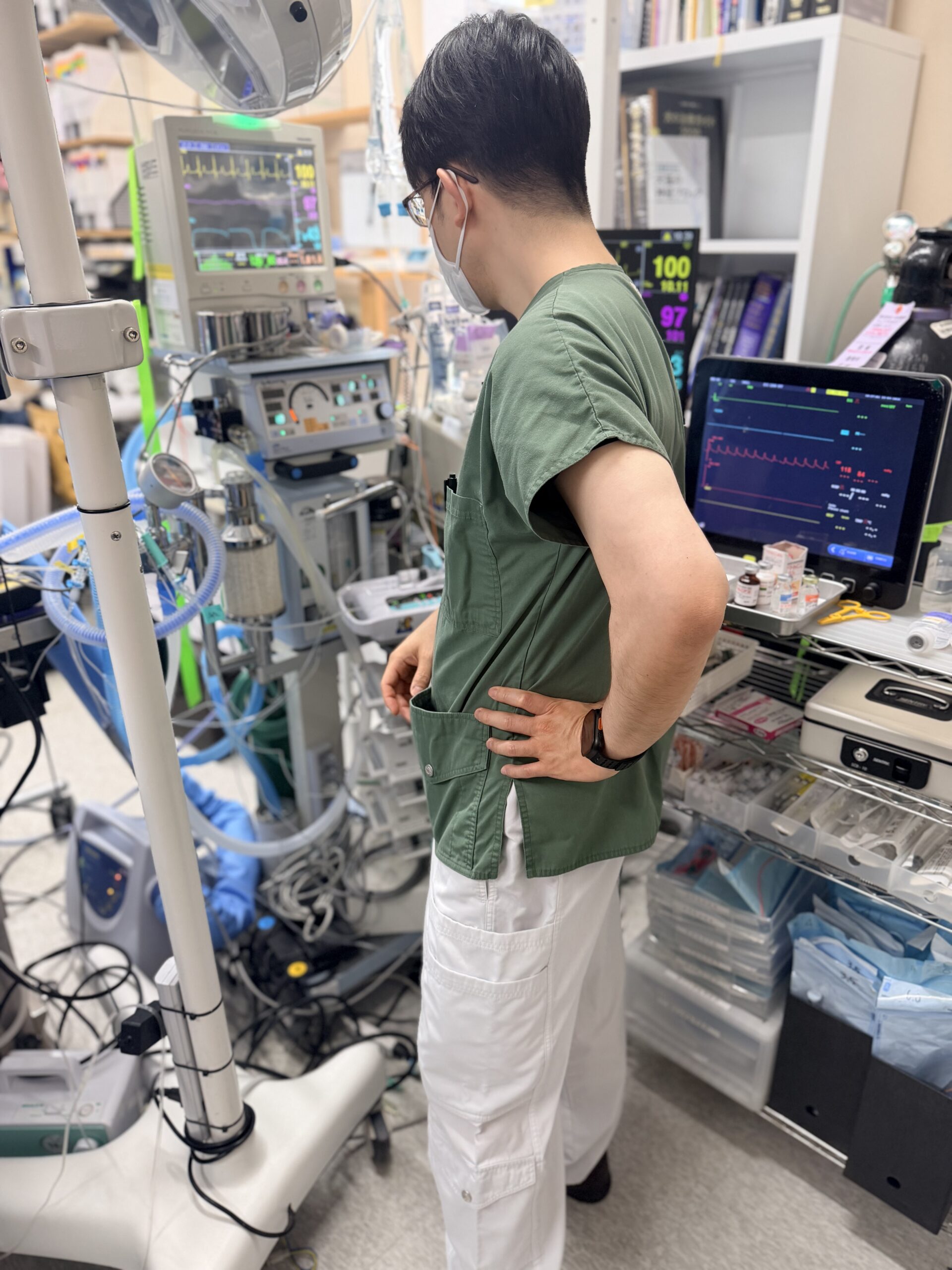 麻酔器とモニターを確認する担当者